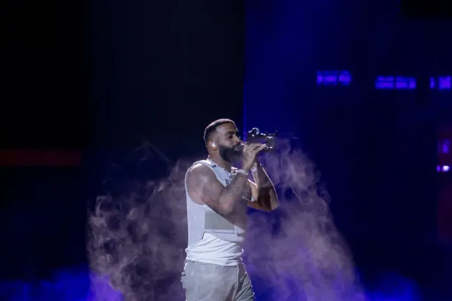 Eladio Carrión, uno de los principales cantantes de trap en el mundo entero. (Photo by Angel Delgado/Getty Images)