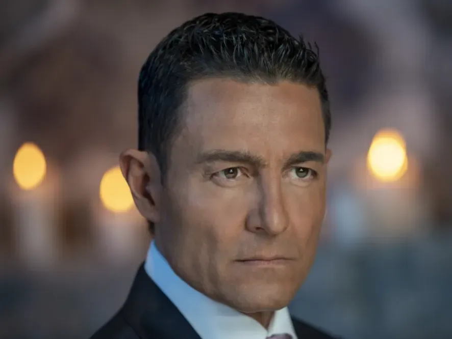 Enrique de Martino (Fernando Colunga) hará lo impensable por conseguir a su sucesor. Imagen: https://www.lasestrellas.tv/.