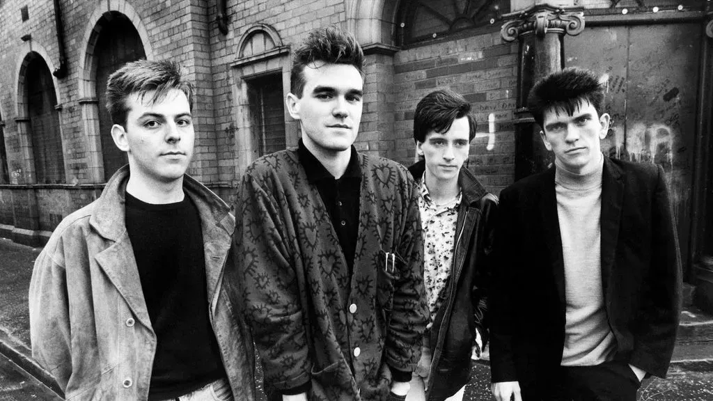 The Smiths estuvo compuesto por (de izquierda a derecha): Andy Rourke, Morrisey, Johnny Marr y Mike Joyce. Imagen: https://velvetyblog.wordpress.com/.