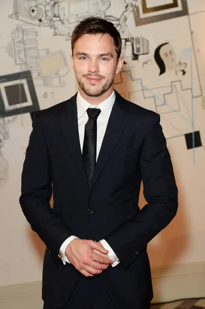 Nicholas Hoult en la alfombra roja.