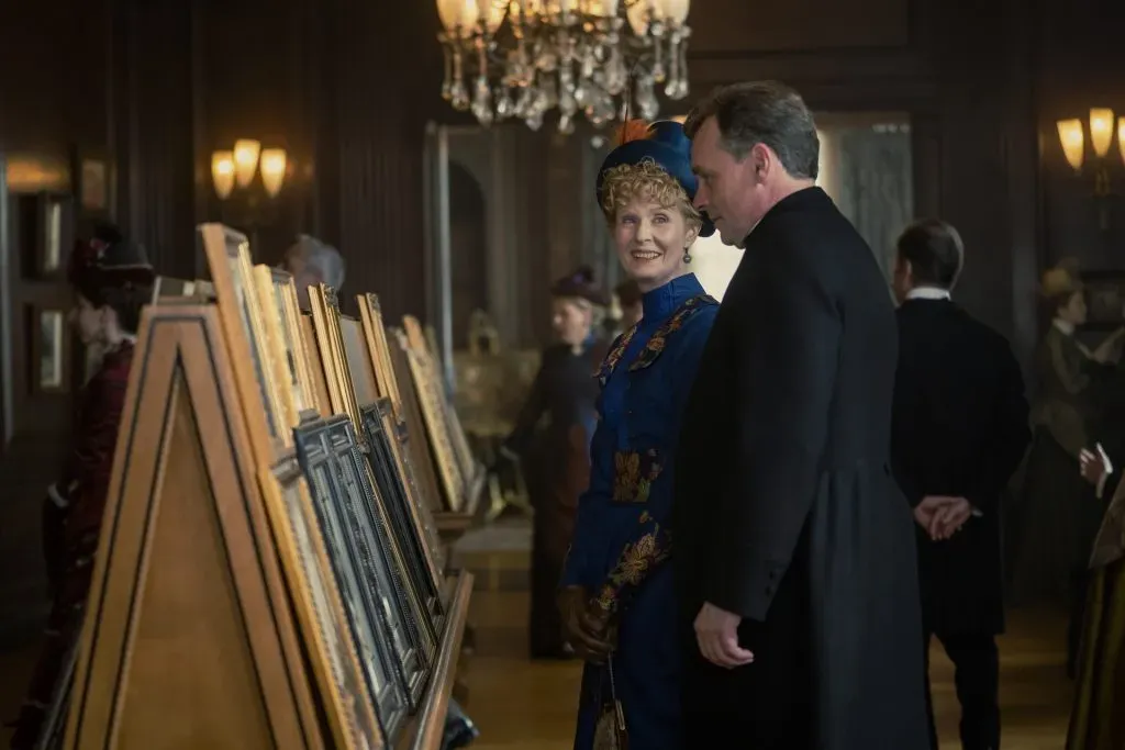 Ada y el reverendo Matthew Forte en su cita en la galería. Imagen: HBO Max.
