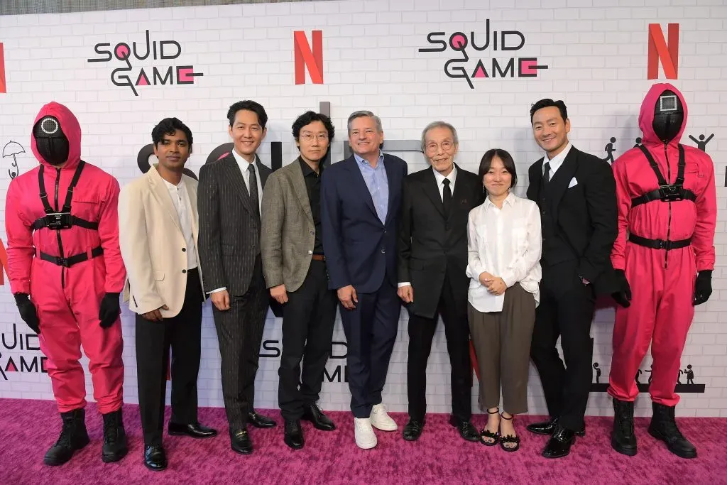Foto de Anupam Tripathi, Lee Jung-jae, Hwang Dong-hyuk, el CEO de Netflix Ted Sarandos, Oh Young-soo, Kim Ji-yeon y Park Hae-soo cuando asistieron al evento FYSEE de Netflix, para El Juego del Calamar, en Raleigh Studios Hollywood, el 12 de junio de 2022 en Los Ángeles, California.