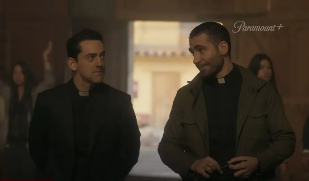 El padre Salinas (Luis Gerardo Méndez) y el padre Antequera (Miguel Ángel Silvestre) te llevarán de la mano por los misterios más oscuros. Imagen: @paramountplusmx.