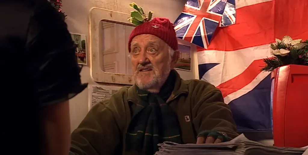 Así es como lucía Wilfred Mott (Bernard Cribbins) en su primera aparición en Doctor Who. Imagen: @dragonlcrd.