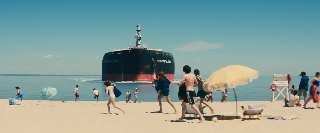 Uno de los extraños fenómenos en Dejar el Mundo Atrás: un barco petrolero encya en una playa de Long Island.