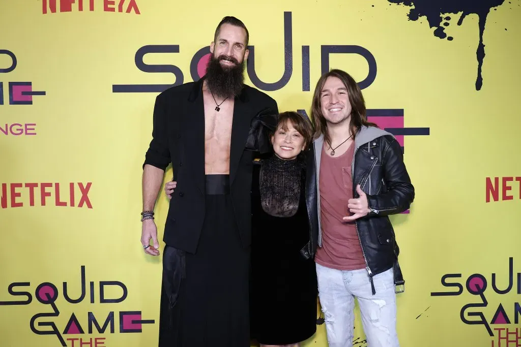 Mai posando con sus compañeros finalistas en un evento de Netflix. Imagen: Getty Images.