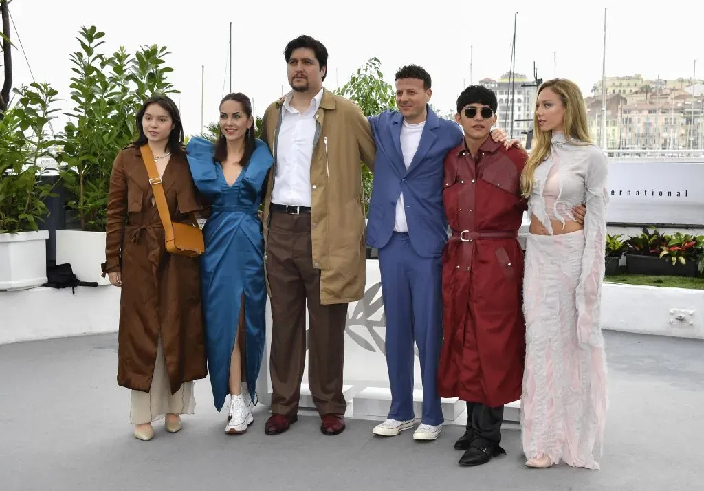 De izquierda a derecha: Mafer Osio, Bárbara Mori, Fernando Bonilla, Amat Escalante, Juan Daniel García Treviño y Ester Expósito, en la presentación de Perdidos en la noche en el Festival de Cine de Cannes. Imagen: Getty Images.