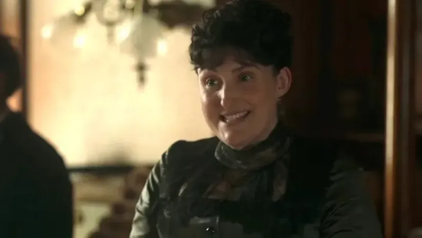 La actriz Liz Wizard da vida a Emily Roebling en La edad dorada. Imagen: Collider.