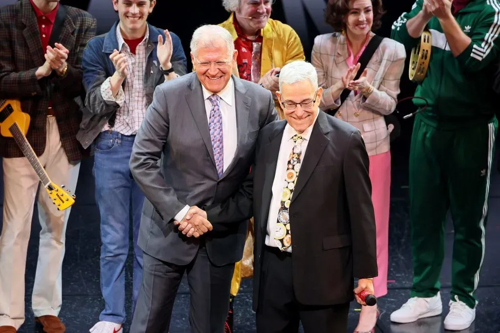 Bob Gale (izquierda) y Robert Zemeckis (derecha), en el estreno de la obra de teatro de Volver al Futuro. Imagen: Getty Images.