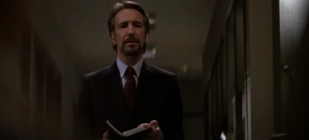 Alan Rickman da vida a Hans Gruber, el líder de los terroristas. Imagen: @RottenTomatoesCLASSICTRAILERS.