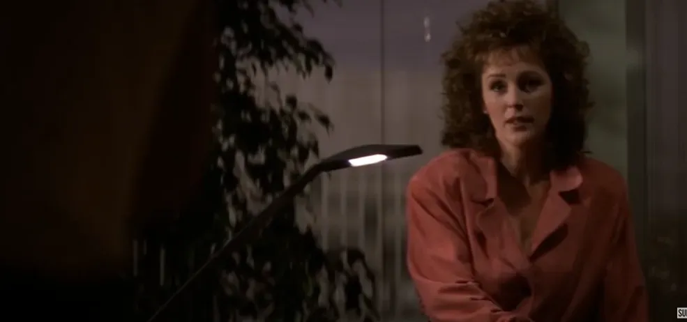 Bonnie Bedelia da vida a Holly, la esposa de John. @RottenTomatoesCLASSICTRAILERS.