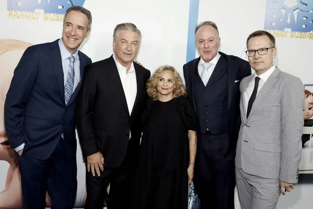 De izquierda a derecha: Jeff Hermann, Alec Baldwin, Amy Sedaris, Tom McGrath y Michael McCullers, asistiendo a la presentación de DreamWorks Animation de Un jefe en pañales 2: Negocio de Familia, en el teatro SVA el 22 de junio de 2021 en Nueva York. Imagen: Getty Images.