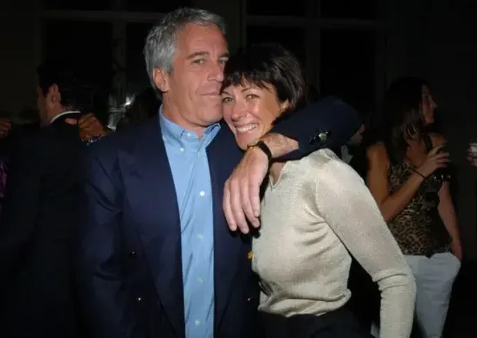 Jeffrey Epstein y su cómplice Ghislaine Maxwell, cuando nadie sabía la terrible realidad detrás de ellos. Imagen: The New York Times en Español.