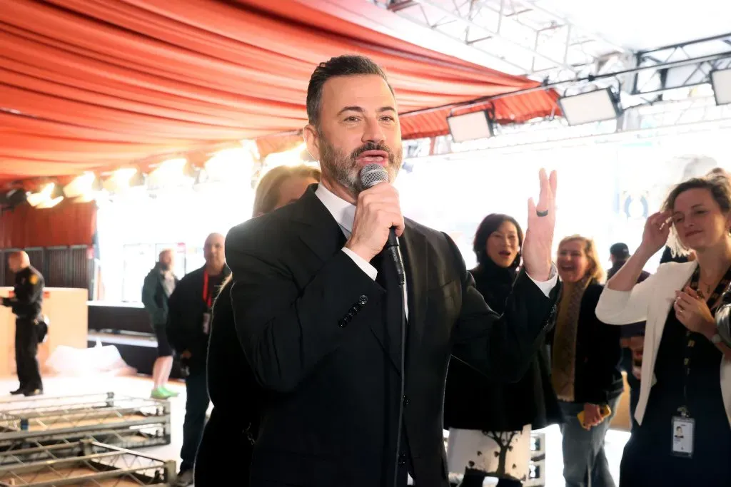 Jimmy Kimmel se le fue a la yugular a Aaron Rodgers por sus declaraciones en un programa. Imagen: Getty Images.