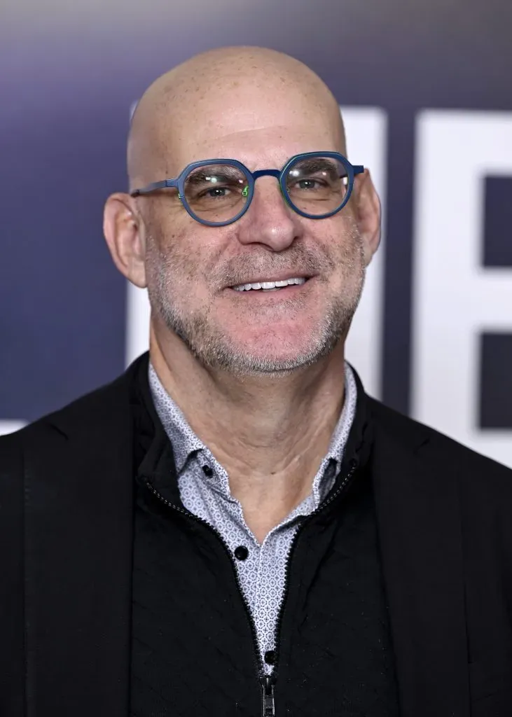 Harlan Coben, creador de la novela en la que se basa Engaños y productor del drama, saluda a los medios en la gira de promoción en Londres. Imagen: Getty Images.