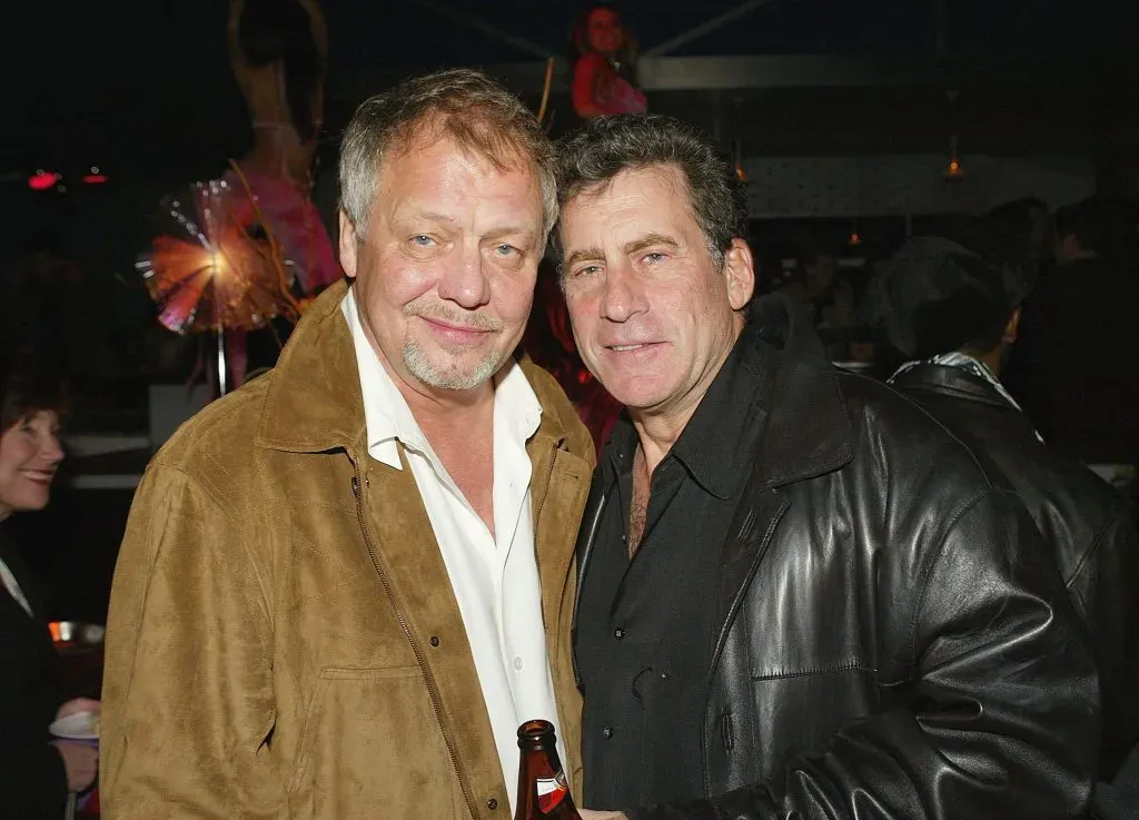 Davis Soul al lado de su compañero en la ficción, Paul Michael Glaser, durante el estreno de la película de 2004 de Starsky y Hutch. Imagen: Getty Images.