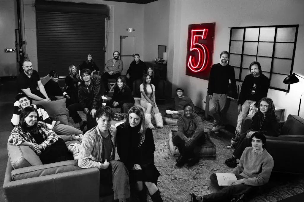 El reparto de Stranger Things 5 en el comienzo de la producción este lunes. (Netflix)