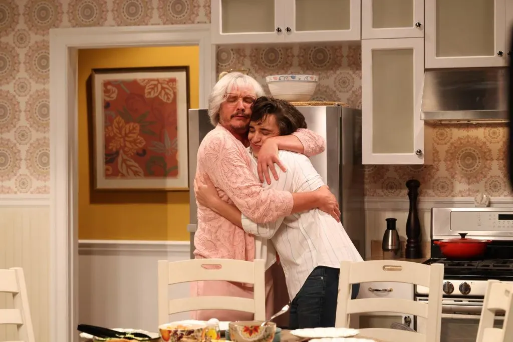 Abrazo a Pedro Pascal, en el sketch de la madre sobreprotectora. (IMDb)