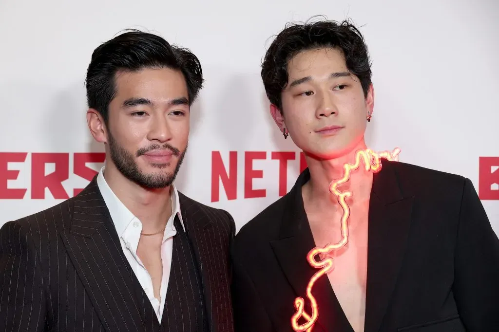 Justin Chien y Sam Song Li, quienes dan vida a Charlie y Bruce, fotografiados en la premier de Los Hermanos Sun. Imagen: Getty Images.