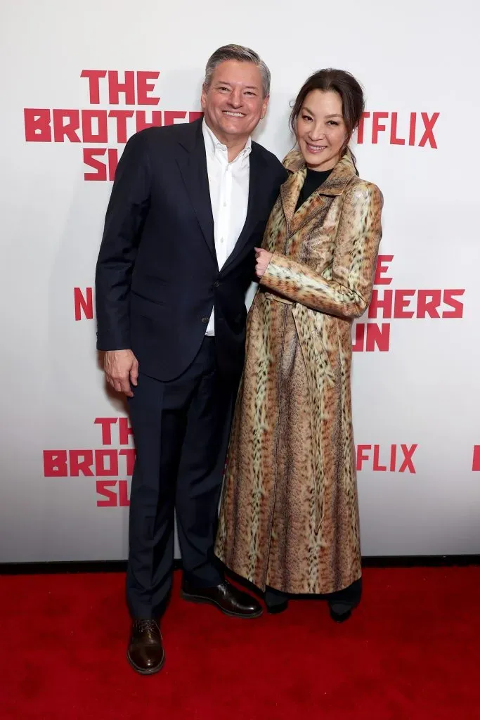 Ted Sarandos, el codirector ejecutivo de Netflix posa junto a la estrella de Los Hermanos Sun, Michelle Yeoh, en la premier de Los Hermanos Sun en Los Ángeles, California. Imagen: Getty Images.
