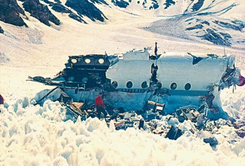 En esta imagen, se puede ver cómo quedaron los restos del avión luego del accidente. Imagen: Sociedad de la Nieve.