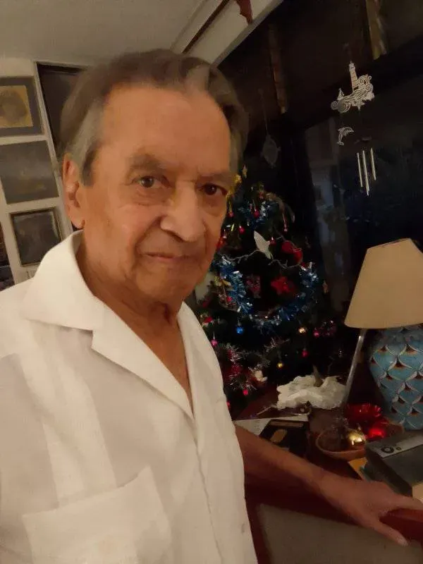 El hijo del escritor subió esta foto de él a su cuenta de Facebook hace apenas unas semanas, cuando la hospitalización del autor tomó por sorpresa a México. Imagen: José Agustín Ramírez.