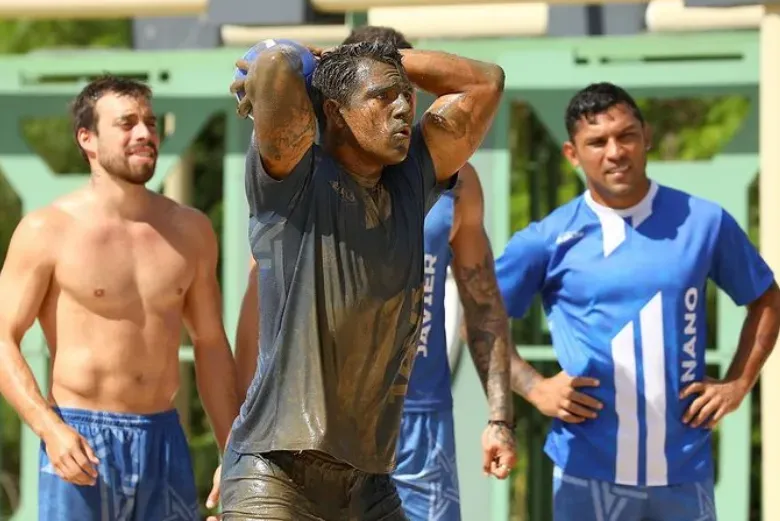 Javi (centro de la imagen) y Nano (a la derecha de la imagen) deberán luchar el uno contra el otro, para no abandonar la competencia. Imagen: @exatlonmx.