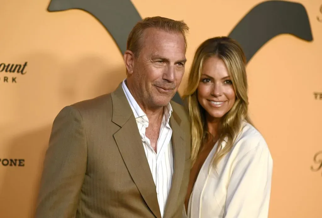 Kevin Costner y Christine Baumgartner, atendiendo a la premier de la temporada 2 de Yellowstone. Imagen: Getty Images.