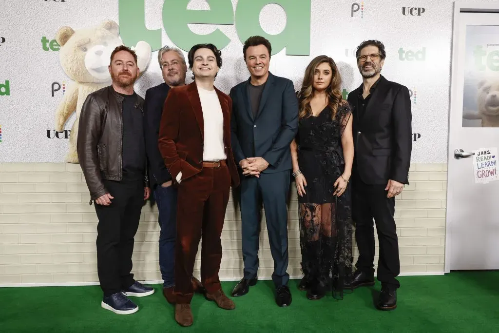 De izquierda a derecha: Scott Grimes, Paul Corrigan, Max Burkholder, Seth MacFarlane, Giorgia Whigham y Brad Walsh, asisten al estreno de Ted, de Peacock, en The Grove el 10 de enero de 2024 en Los Ángeles, California. Imagen: Getty Images.
