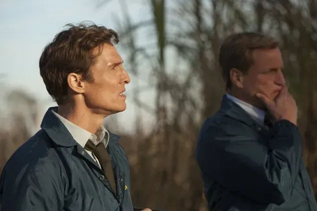 Matthew McConaughey como Travis Cohle. (IMDb)