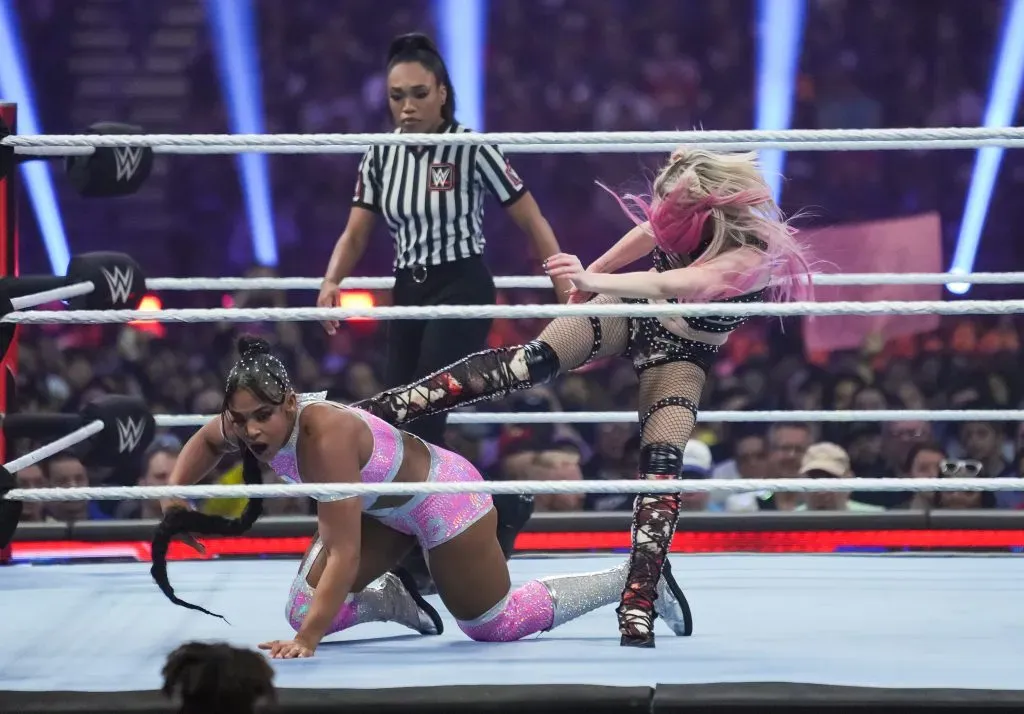 Bianca Belair y Alexa Bliss combaten en el ring, en un evento de Raw en 2023. Imagen: Getty Images.