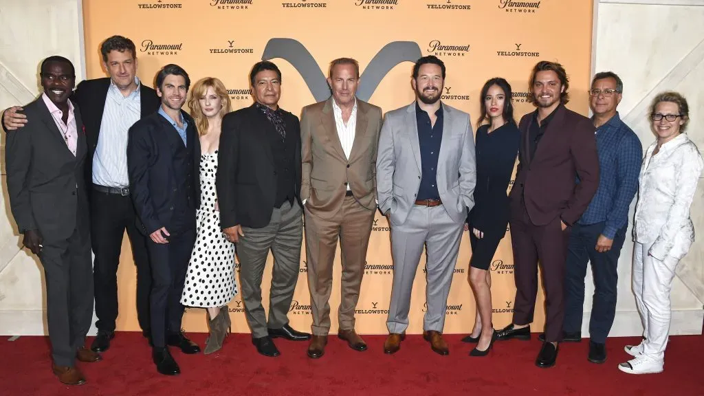 De izquierda a derecha: Steven Williams, Keith Cox, Wes Bentley, Kelly Reilly, Gil Birmingham, Kevin Costner, Cole Hauser, Kelsey Chow, Luke Grimes, Kent Alterman y Sarah Levy, asisten a la fiesta de estreno de la segunda temporada de Yellowstone, de Paramount Network en Lombardi House, el 30 de mayo de 2019 en Los Ángeles, California. Imagen: Getty Images.