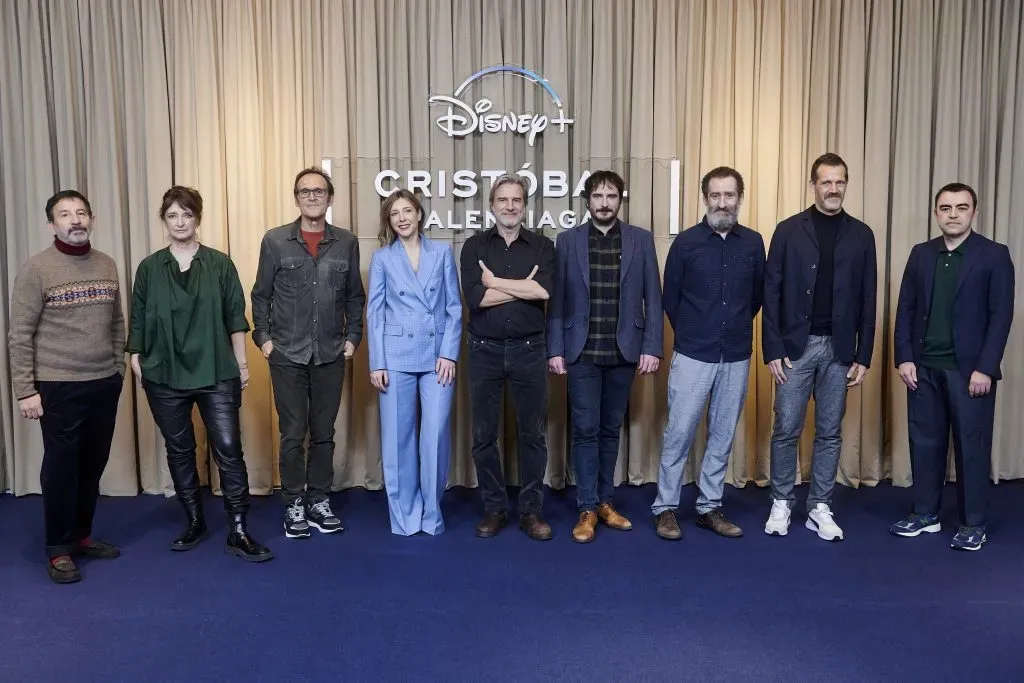 De izquierda a derecha: Pepo Ruiz Dorado, Bina Daigeler, Alberto Iglesias, Sofía Fábregas, Alberto San Juan, Aitor Arregi, Jon Garaño, Jose Mari Goenaga y Xabier Berzosa, asisten al estreno de Cristóbal Balenciaga, la nueva serie original de Disney+ en el Hotel Four Seasons, el 16 de enero de 2024 en Madrid, España. Imagen: Getty Images.