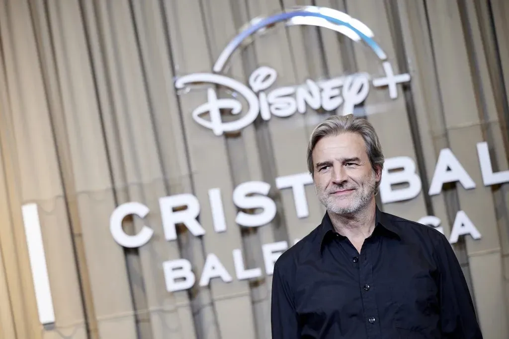 El actor Alberto San Juan, quien da vida a Cristóbal Balenciaga, asiste al estreno de la serie en Madrid, España. Imagen: Getty Images.