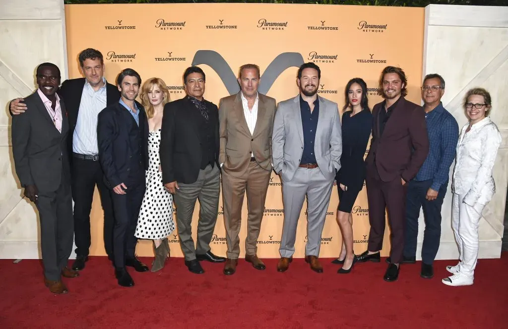 De izquierda a derecha: Steven Williams, Keith Cox, Wes Bentley, Kelly Reilly, Gil Birmingham, Kevin Costner, Cole Hauser, Kelsey Chow, Luke Grimes, Kent Alterman y Sarah Levy, asisten a la fiesta de estreno de la segunda temporada de Yellowstone, de Paramount Network en Lombardi House, el 30 de mayo de 2019 en Los Ángeles, California. Imagen: Getty Images.