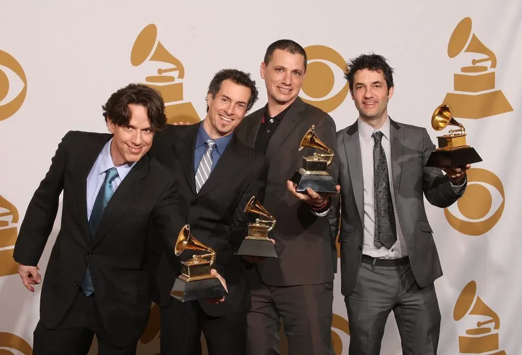 De izquierda a derecha: los músicos John Linnell, Danny Weinkauf, Dan Miller y Marty Beller de la banda They Might Be Giants, ganadores del Mejor Álbum Musical Infantil por Here Come The 123’s, posando en la sala de prensa durante la 51 edición de los Premios Grammy, celebrados en el Staples Center el 8 de febrero de 2009, en Los Ángeles, California. Imagen: Getty Images.