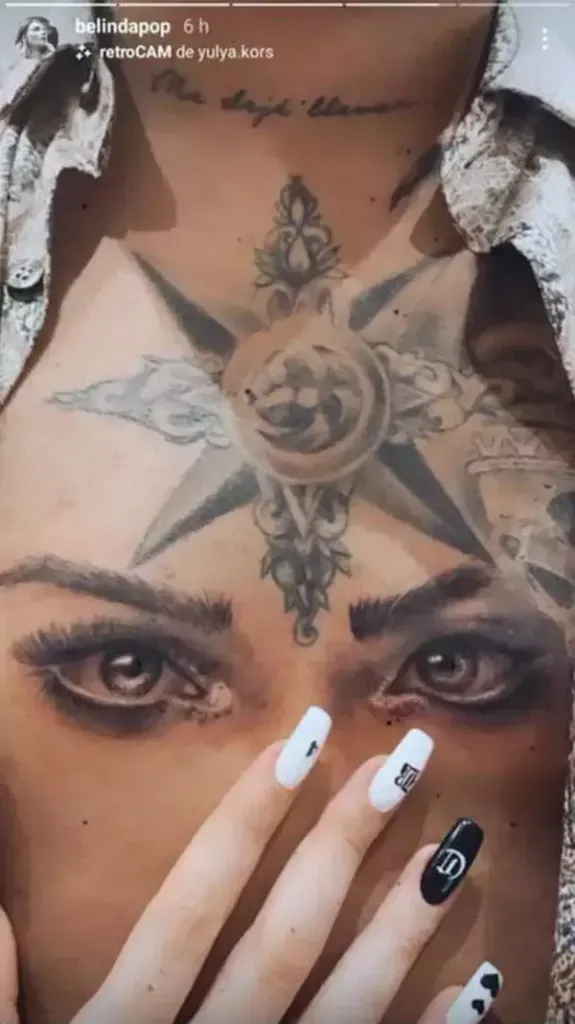 Así era el tatuaje de los ojos de Belinda en el pecho de Nodal.