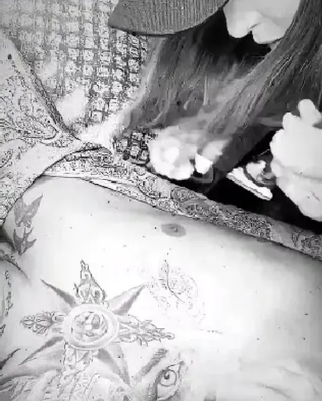 Nodal tapando el tatuaje que se hizo por Belinda.