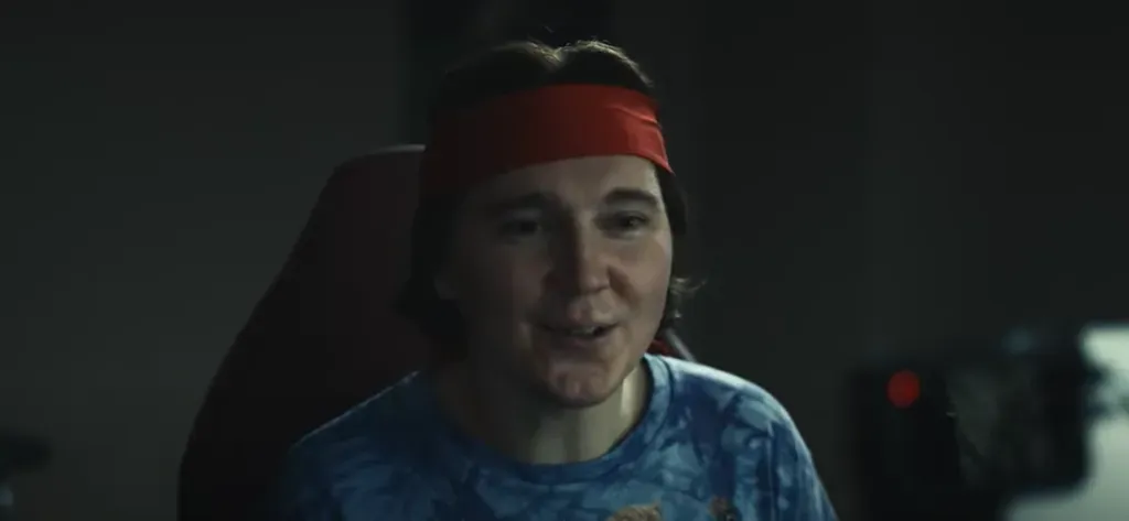 Así es como luce Paul Dano en su personaje de Keith Gill. Imagen: @HBOMaxLa.