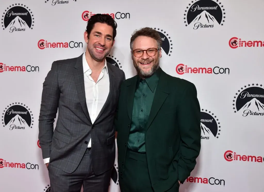 John Krasinski y Seth Rogen posan para las fotos, promocionando las próximas películas Un lugar tranquilo: Día Uno, Amigos imaginarios y Teenage Mutant Ninja Turtles: Mutant Mayhem, en la presentación de Paramount Pictures durante CinemaCon 2023, en la convención oficial de la Asociación Nacional de Propietarios de Teatros, en el Caesars Palace el 27 de abril de 2023 en Las Vegas, Nevada. Imagen: Getty Images.