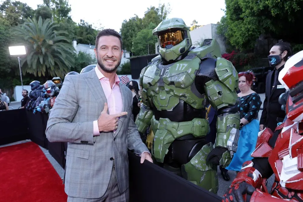 Pablo Schreiber en una curiosa foto tomada durante el estreno de la primera temporada de Halo. Imagen: Getty Images.