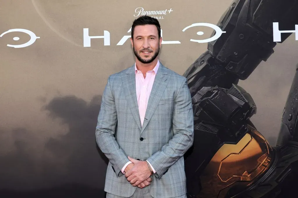 Pablo Schreiber es el encargado de darle vida al Jefe Maestro en la serie de Halo de Paramount+. Imagen: Getty Images.