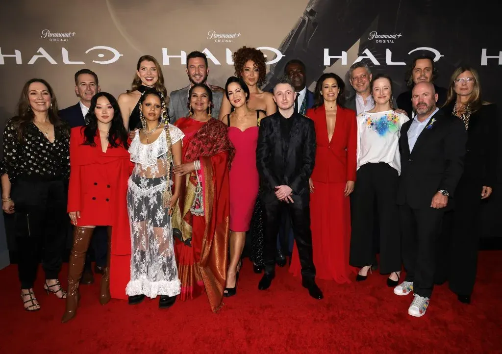 De izquierda a derecha: Darryl Frank, Yerin Ha, Kate Kennedy, Olive Gray, Pablo Schreiber, Shabana Azmi, Kiki Wolfkill, Natasha Culzac, Ryan McParland, Danny Sapani, Jen Taylor, Justin Falvey, Sean Callery y Nicole Clemons, presidenta de Paramount Television, asisten al estreno de la primera temporada de Halo en el Hollywood Legion Theater, el 23 de marzo de 2022 en Los Ángeles, California. Imagen: Getty Images.