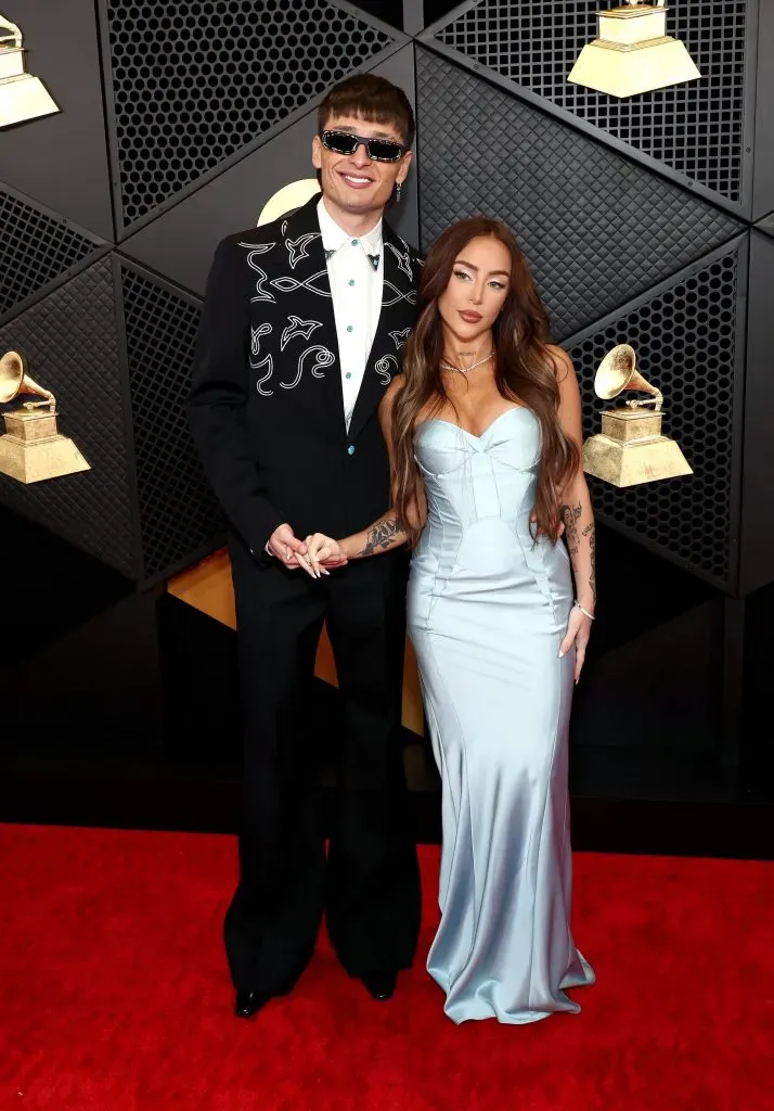 Peso Pluma y Nicky Nicole, en su aparición en los premios Grammy de este 2024. Imagen: Getty Images.