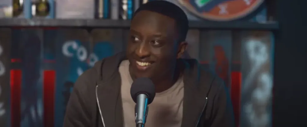 Él es Samy Diakhate, interpretado por Ahmed Syllah, quien en la cinta trata de conquistar a la chica de sus sueños escalando la cima del mundo. Imagen: @dobladictos.