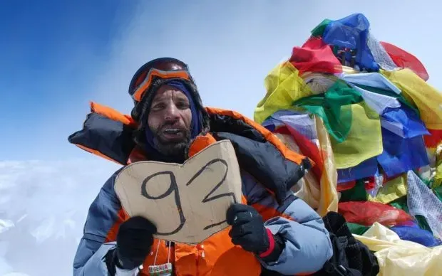 Este es el verdadero Nadir Dendoune, quien escaló el Everest, por motivos muy distintos a los que la película nos muestra. Imagen: 20 Minutos.