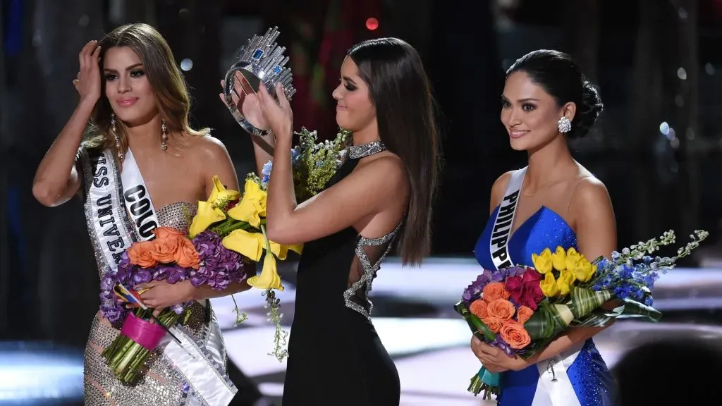 El momento en el que le quitan la corona a Ariadna Gutiérrez en Miss Universo 2015 (Getty images)