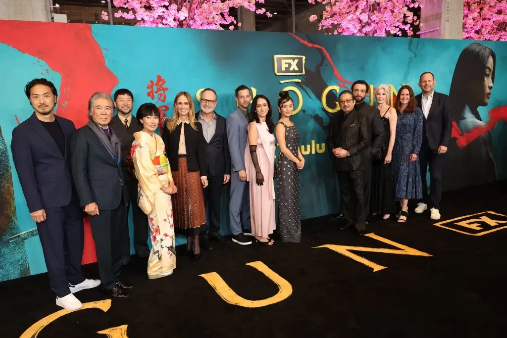 Takehiro Hira, Tokuma Nishioka, Tadanobu Asano, Eriko Miyagawa, Dana Walden, Copresidenta de Disney Entertainment, John Landgraf, Presidente de FX Content & FX Productions, Justin Marks, Rachel Kondo, Anna Sawai, Hiroyuki Sanada, Cosmo Jarvis, Michaela Clavell, Gina Balian, Copresidenta de FX Entertainment y Nick Grad, Copresidente de FX Entertainment, asisten al estreno de Shogun, en el Academy Museum of Motion Pictures el 13 de febrero de 2024, en Los Ángeles, California. Imagen: Getty Images.