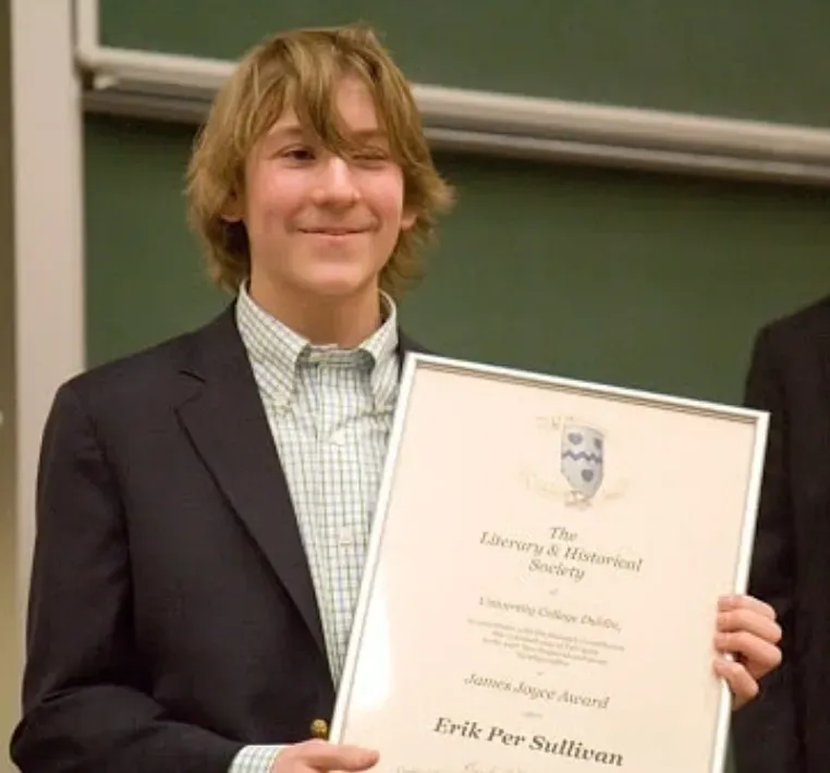 Esta es una de las imágenes más recientes de Erik Per Sullivan con su título universitario, disponible en la red social mencionada en este artículo. Imagen: @erik_persullivan.