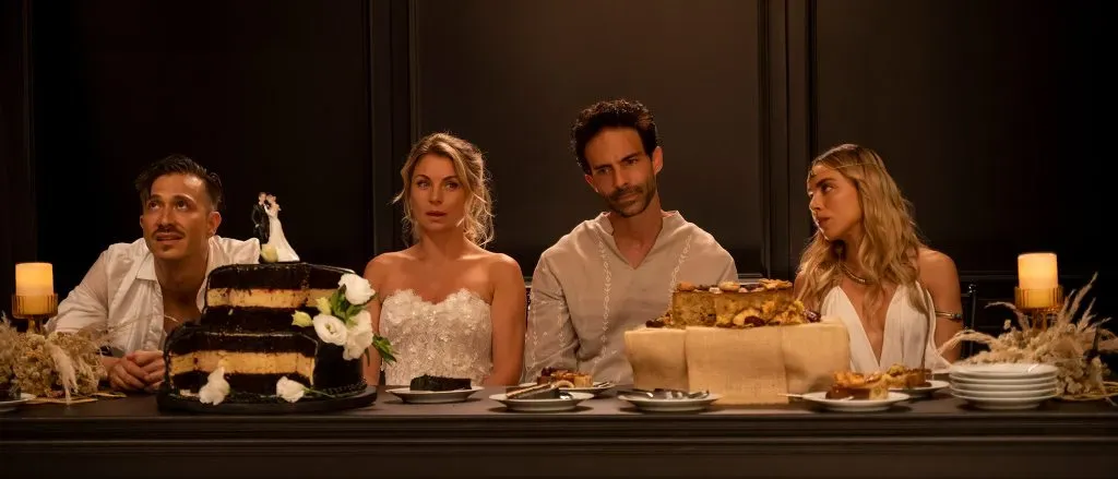 Lo que debía ser la boda de sus sueños rápidamente se convierte en una serie de sucesos disparatados. Imagen: Videocine.